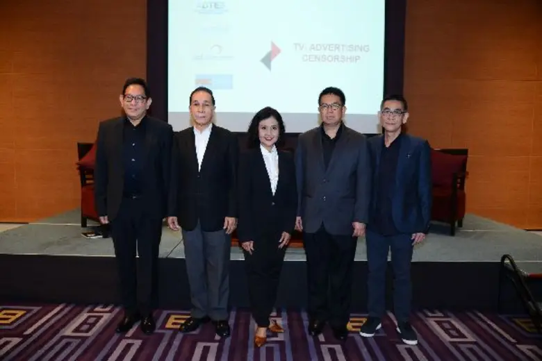 นางสาวอ่อนอุษา ลำเลียงพล (กลาง) นายกสมาคม...