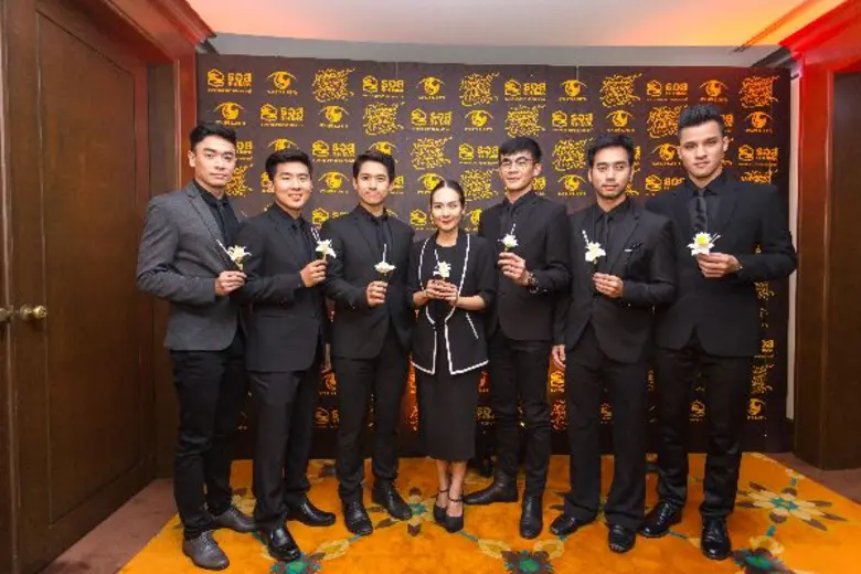 ศิลปิน ผู้ประกาศข่าว ช่อง 9 MCOT HD รวมใจประดิษฐ์ดอกไม้จันทน์ ถวาย “ในหลวง รัชกาลที่ 9”