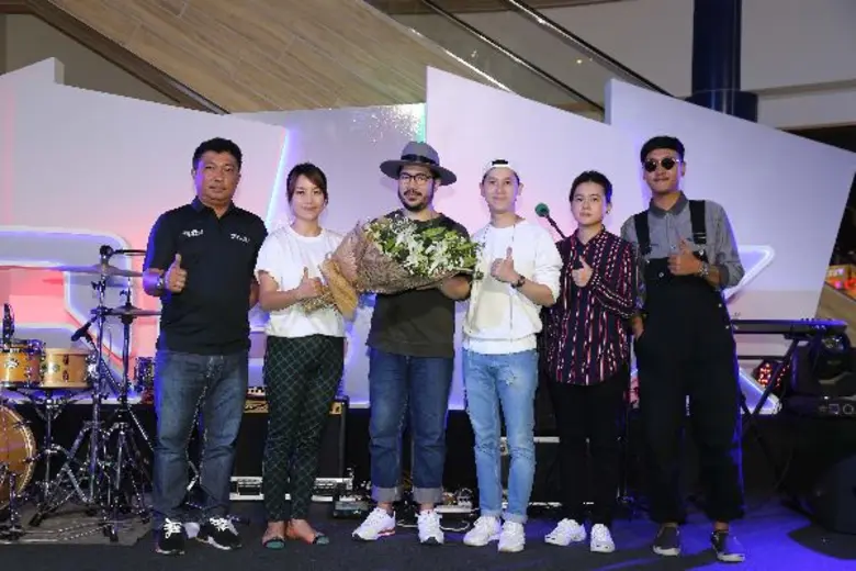 นายประภาส พานิชประเสริฐ (คนซ้าย) ผู้จัดกา...