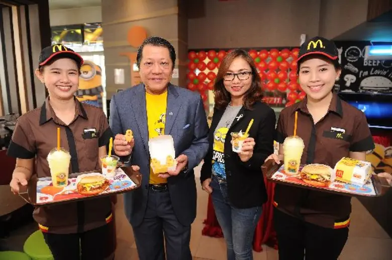 มร. เฮสเตอร์ ชิว (ที่ 2 จากซ้าย) และ นางส...