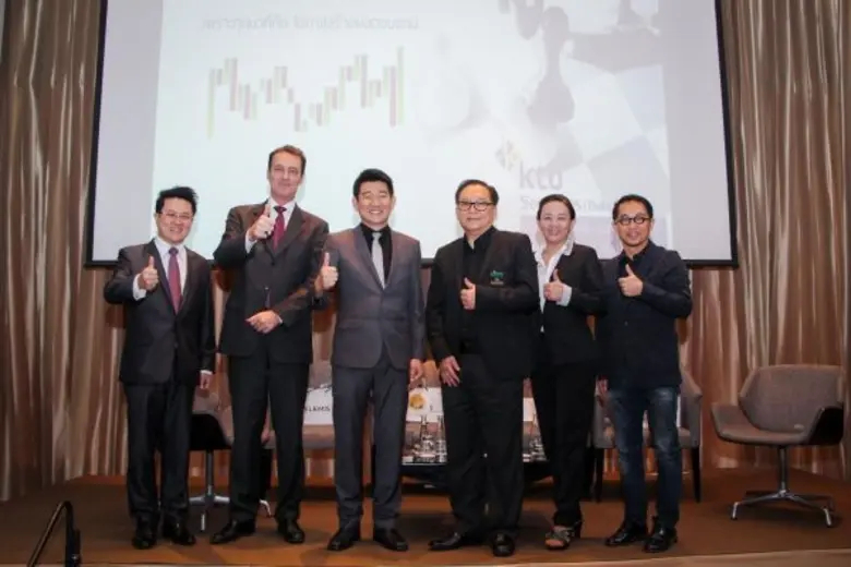 นายแพทย์สุวิน ไกรภูเบศ (ขวา) ประธานเจ้าหน...