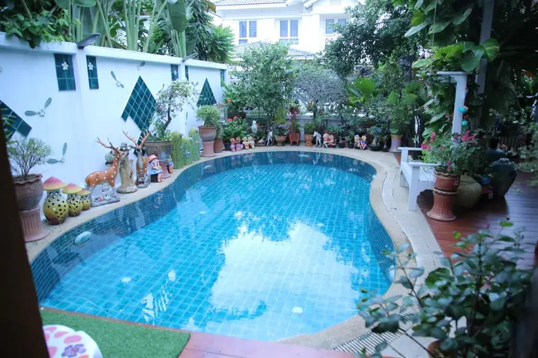 ทีวีไกด์: รายการ "THE GUEST (เดอะ เกสท์) ตีสนิทคนดัง" ยิ่งยง ยอดบัวงาม เปิดคฤหาสน์สีมวงสุดอลังกา ห้องน้ำ 12 ห้อง เน้นแต่งบ้านตามฮวงจุ้ย