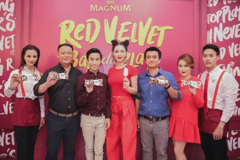 สวภัทร โรจนพฤกษ์ (ที่ 3 จากซ้าย) ผู้จัดกา...