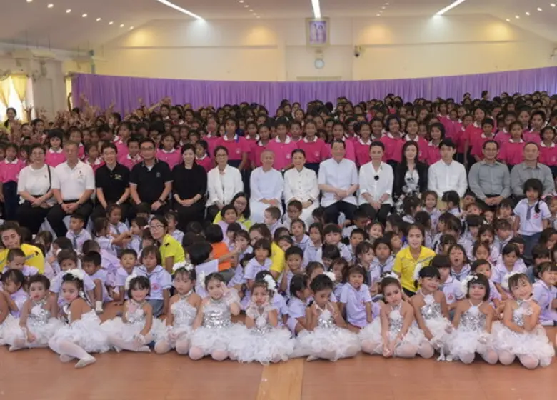 นายธนินท์ (แถวนั่ง ที่ 6 จากขวา) คุณหญิงเ...