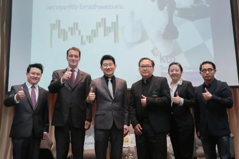 คุณเฮ็นริคคัส แวน เวสเทนดร็อป (ที่ 2 จากซ...