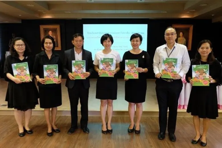 คุณกุลธิดา เจริญสวัสดิ (ที่สามจากขวา) ผู้...