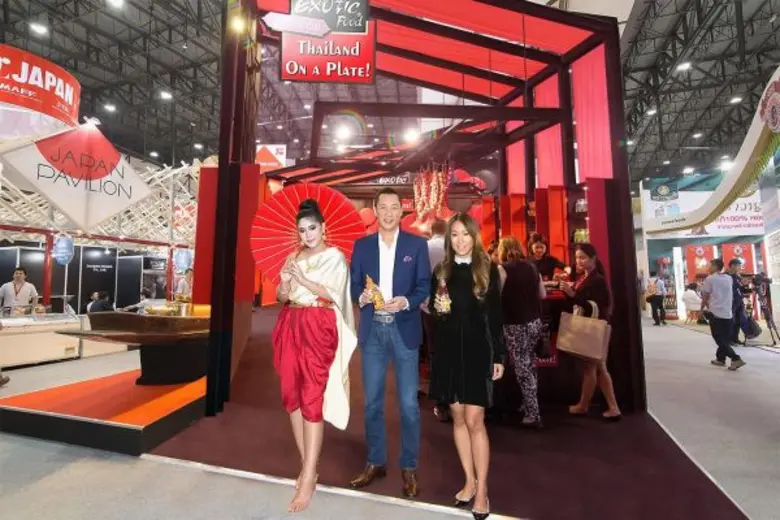 นายจิตติพร จันทรัช (กลาง) กรรมการผู้จัดกา...