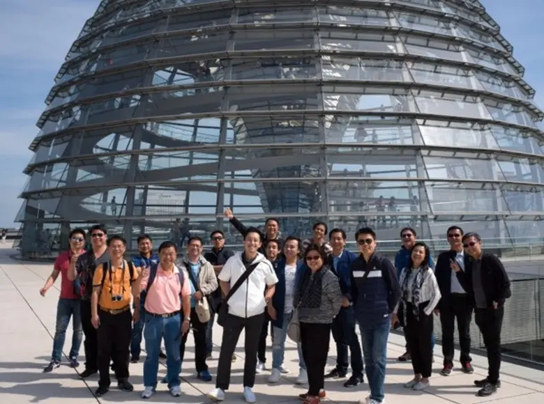 บุษบา ดามาพงศ์ ประธานกรรมการบริหาร พร้อมด...