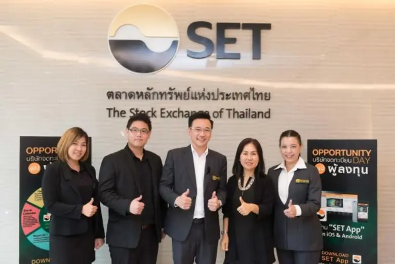 คุณเชิดศักดิ์ วัฒนวิจิตรกุล (ที่ 3 จากซ้า...