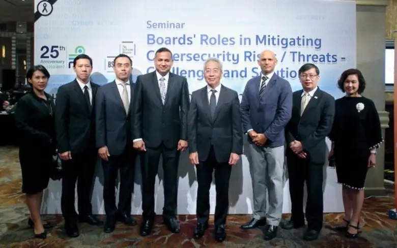 นายรพี สุจริตกุล (ที่ 4 จากขวา) เลขาธิการ...