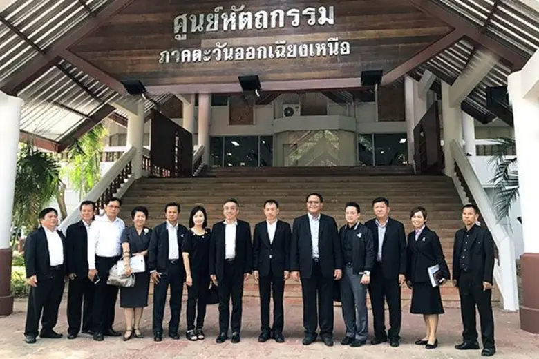 นายภานุวัฒน์ ตริยางกูรศรี (กลาง) รองอธิบด...