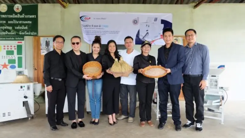 อนุษฐา เชาว์วิศิษฐ (ที่ 4 จากซ้าย) และ กณ...