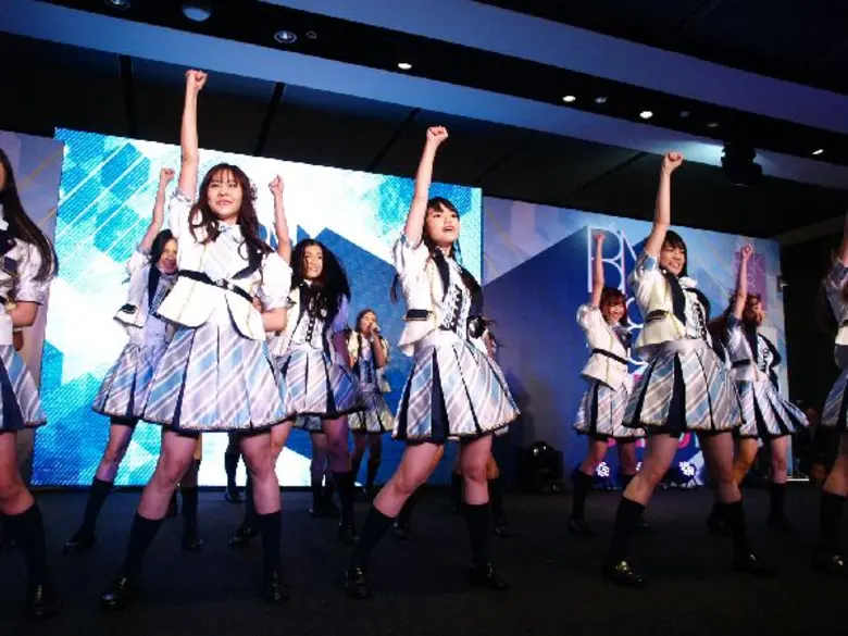 BNK 48 เปิดตัวอย่างยิ่งใหญ่กับ 16 สาวเซ็นบัตสึ ผู้ถูกเลือก  มุ่งเป้าหมาย ไอดอลกรุ๊ปอันดับ 1 ในประเทศไทย ด้วยกลยุทธ์ “ไลฟ์” ควบคู่ไปกับ  การเป็นตัวแทนระหว่าง ไทย – ญี่ปุ่น
