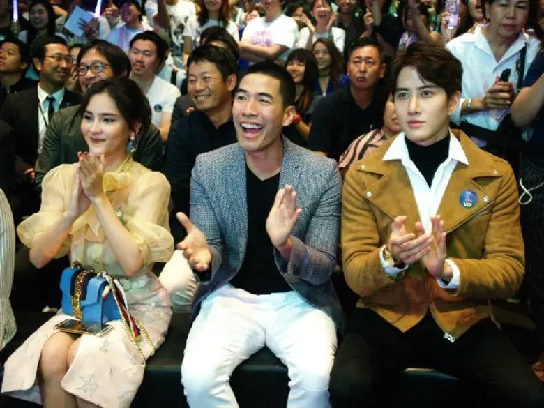 BNK 48 เปิดตัวอย่างยิ่งใหญ่กับ 16 สาวเซ็นบัตสึ ผู้ถูกเลือก  มุ่งเป้าหมาย ไอดอลกรุ๊ปอันดับ 1 ในประเทศไทย ด้วยกลยุทธ์ “ไลฟ์” ควบคู่ไปกับ  การเป็นตัวแทนระหว่าง ไทย – ญี่ปุ่น