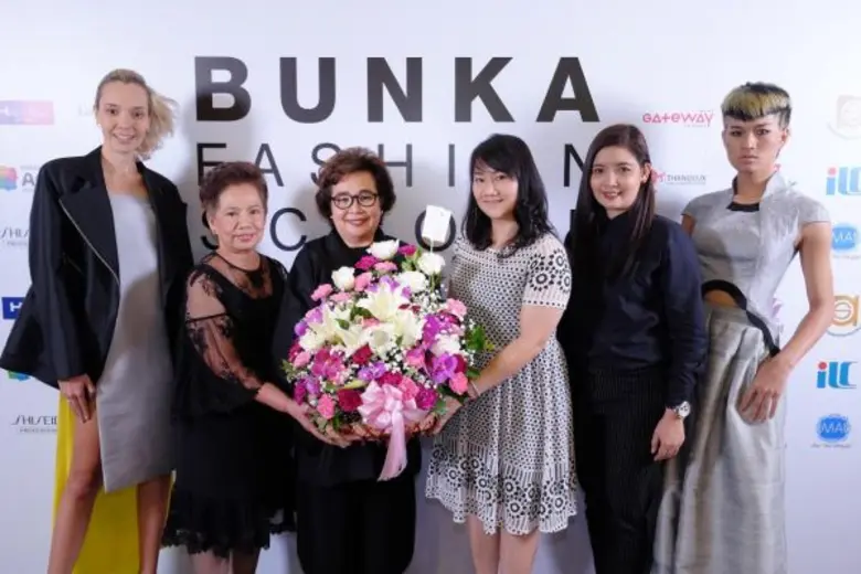 นางสาวราชพฤกษ์ อุบลศรี (ที่ 3 จากขวา) ผู้...