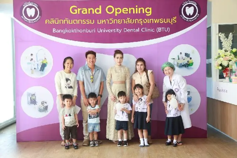 คุณเอิร์น-จิรวรรณ ชัยรุ่งเรือง (กลาง) รอง...