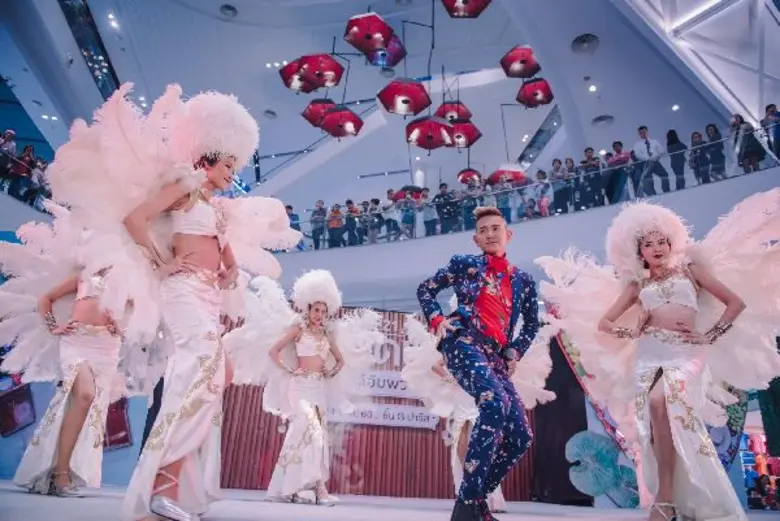 “เอ ไชยา” นำทีมครอบครัวมิตรชัย บุกเทอร์มินอล21 โคราช พร้อมโชว์หางเครื่องสุดอลังการ!!