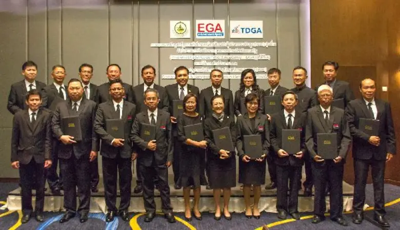 นายนพพร ชื่นกลิ่น (คนที่ 6 แถว 2 จากซ้าย)...