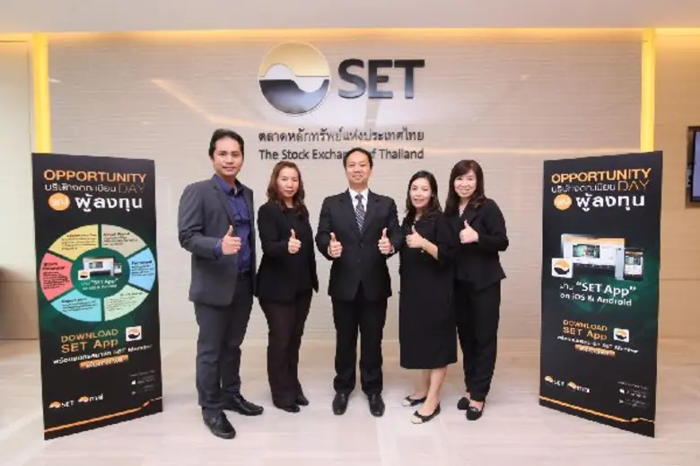 นายสุทธิรักษ์ เสถียรภาพอยุทธ์ (คนกลาง) กร...