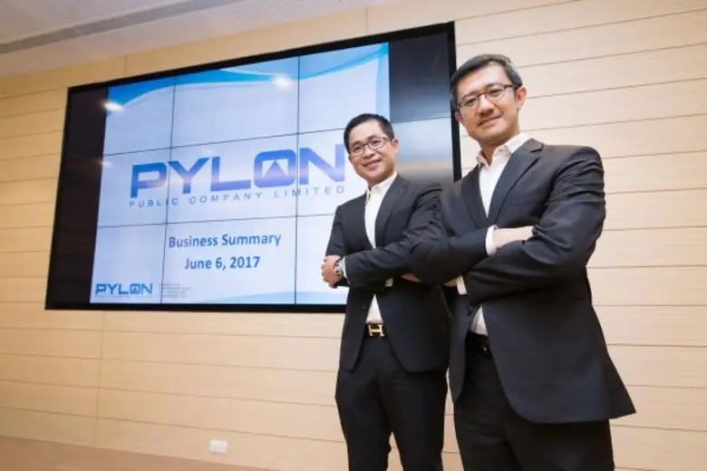 ดร.ชเนศวร์ แสงอารยะกุล (ซ้าย) ประธานกรรมก...