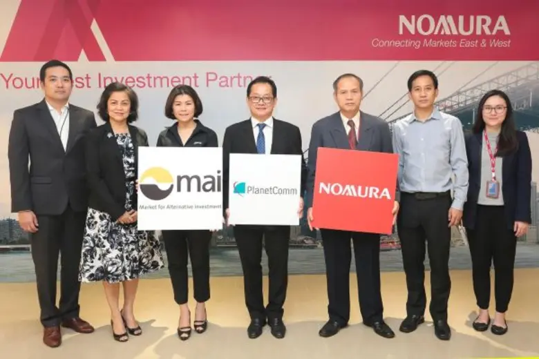 นายประพัฒน์ รัฐเลิศกานต์ (กลาง) กรรมการผู...