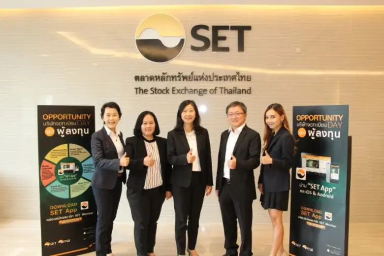 นางอารยา คงสุนทร (กลาง) ประธานเจ้าหน้าที่...