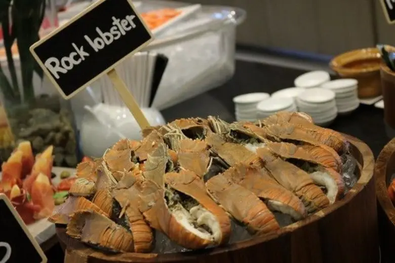 ยกทะเลมาเสิร์ฟให้คุณ กับบุฟเฟ่ต์ซีฟู้ดมื้อค่ำ ณ ห้องอาหาร ดิ เอท โรงแรมเมอร์เคียว กรุงเทพฯ สยาม