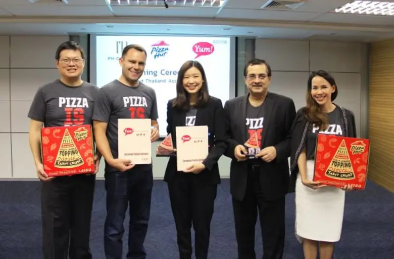 คุณอุษณา มหากิจศิริ (กลาง) กรรมการ, คุณ เ...