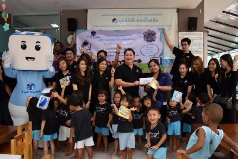 นายภูมินทร์ ปิยะวานิชย์ (ยืนที่ 4 จากซ้าย...