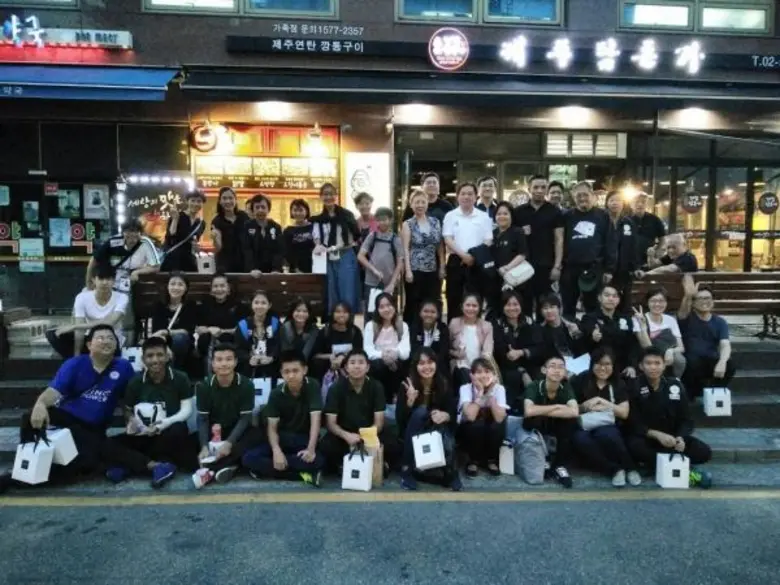 นายชยวัฒน์ พิเศษสิทธิ์ (แถวบนเสื้อขาว) ปร...