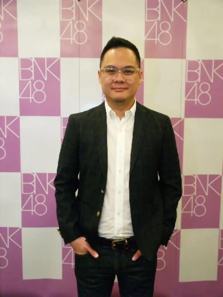 BNK48 Office เปิดตัวไอดอลกรุ๊ป BNK48 กลุ่มไอดอลน้องสาวจาก AKB48จากประเทศญี่ปุ่น ตั้งเป้าเป็นไอดอลกรุ๊ปอันดับ 1 ในประเทศไทย จับกลุ่มเป้าหมาย สปอนเซอร์และแบรนด์สินค้าจากประเทศญี่ปุ่น..ด้วยกลยุทธ์..“ไลฟ์”