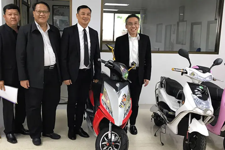 นายภานุวัฒน์ ตริยางกูรศรี (ขวาสุด) รองอธิ...