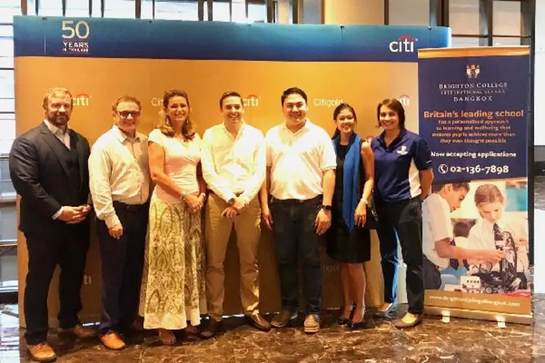 เดวิด ทังก์ (กลาง), ครูใหญ่แห่งโรงเรียนนา...