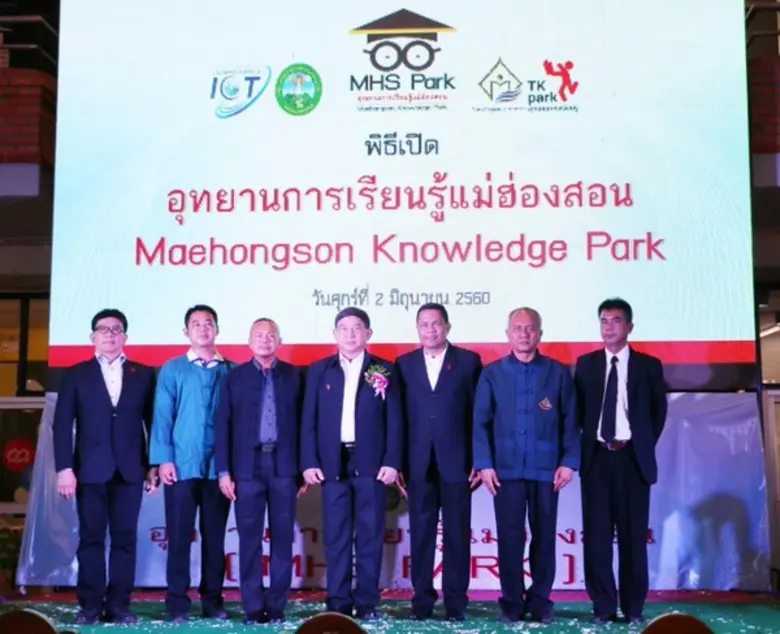 พลอากาศเอก ประจิน จั่นตอง (คนกลาง) รองนาย...