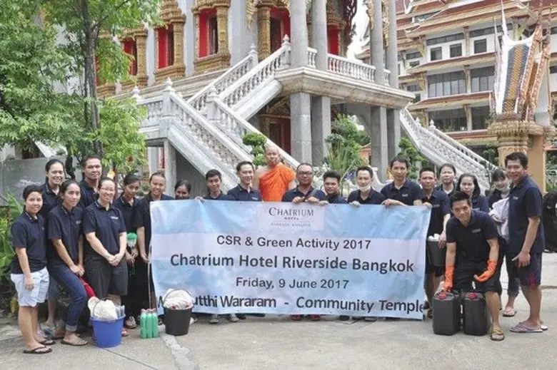 ชัชวาล นภาวรรณ (กลาง) ผู้จัดการประจำสำนัก...