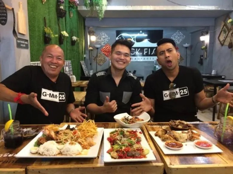 ทีวีไกด์: รายการ “ตลกแหลก” “บอล-ค่อม” พาเดินชิมของอร่อยย่าน “อนุสาวรีย์ชัยสมรภูมิ” ติดตาม ในรายการ “ตลกแหลก” อาทิตย์นี้