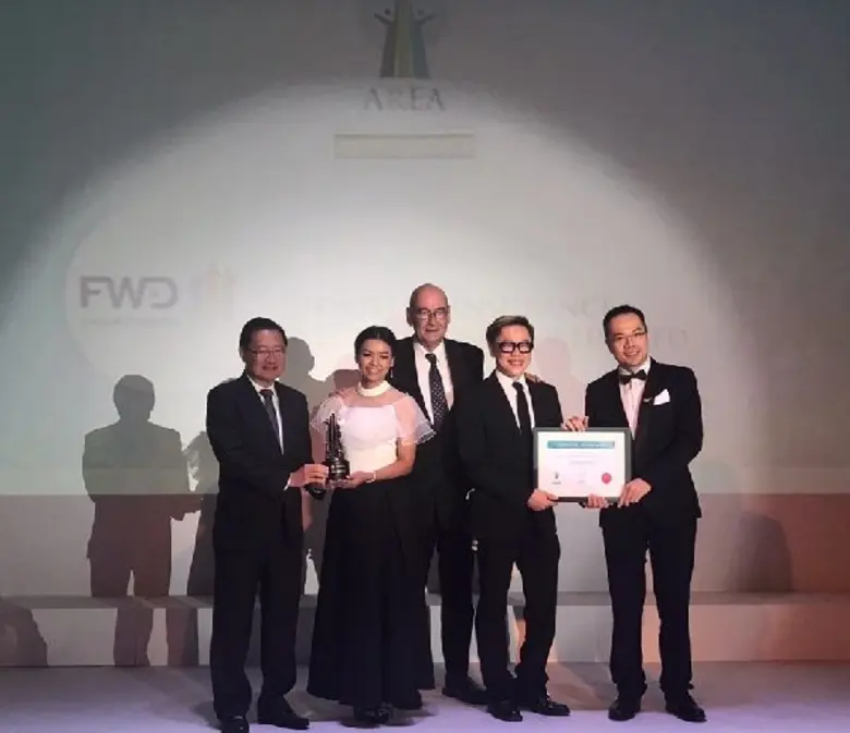 มร.ไมค์ แพล็กซ์ตัน (คนกลาง) ประธานเจ้าหน้...