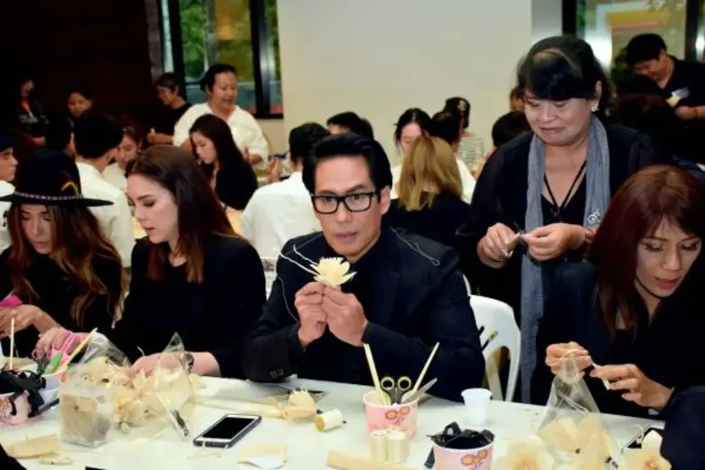 เบิร์ด ธงไชย นำทีมศิลปินแกรมมี่ ร่วมโครงการจิตอาสา "ดอกไม้จันทน์ ทำด้วยมือ ถวายด้วยใจ"