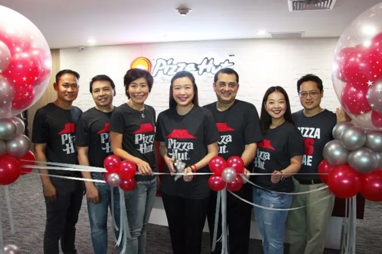 คุณอุษณา มหากิจศิริ (กลาง) กรรมการ บริษัท...