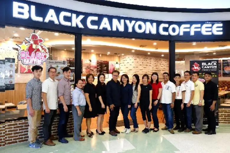 วิฐรา จิตนราพงศ์ (ที่ 6 จากซ้าย) ผู้จัดกา...