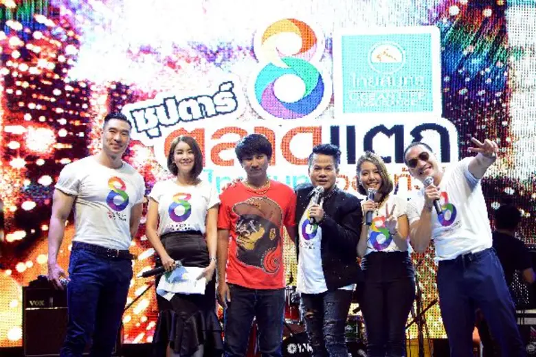 จัดหนักจัดเต็มแบบชุดใหญ่ไฟกระพริบเอาใจที่...