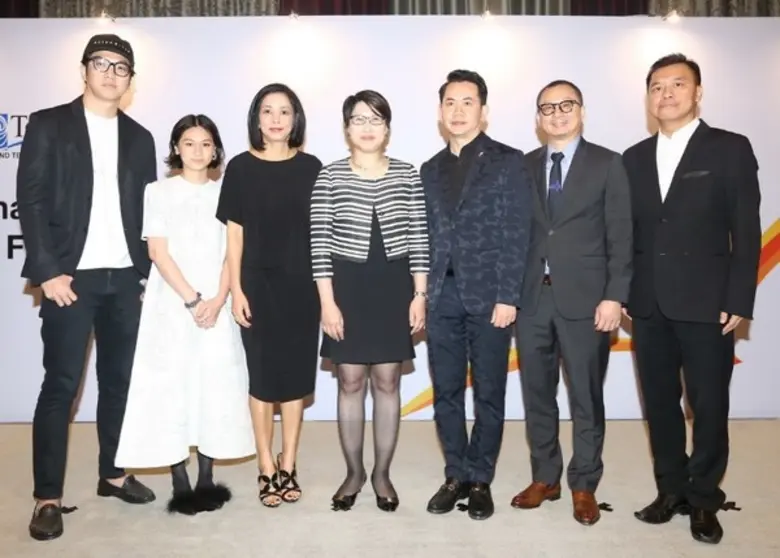 โซเฟียร์ ชง (ที่ 4 จากขวา) ผู้ช่วยผู้อำนว...