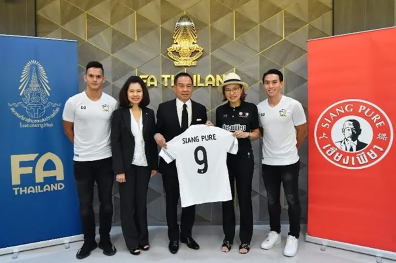 พล.ต.อ.สมยศ พุ่มพันธุ์ม่วง นายกสมาคมกีฬาฟ...