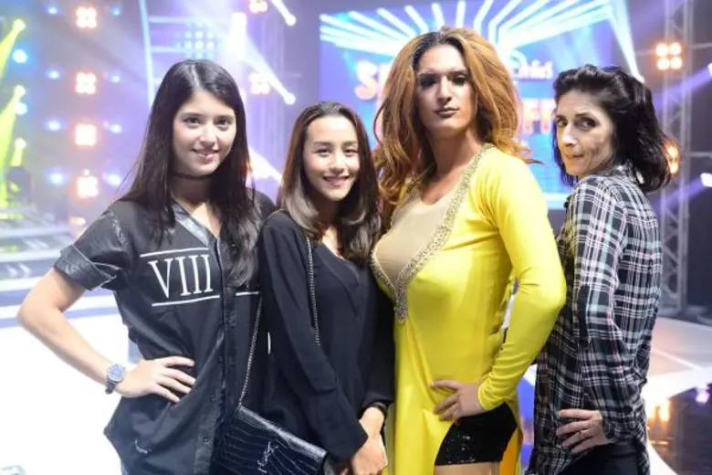 ทีวีไกด์: รายการ "เปลี่ยนหน้า...ท้าโชว์ SING YOUR FACE OFF ซีซั่น 3" “ชิน – ชินวุฒ” องค์แม่เข้าร่าง!!! ข้ามเพศแต่งหญิงครบองค์ ครั้งแรกในชีวิต!!! ฉีกลุคชายชาติทหารสู่ ควีนแม่ “บียอนเซ่”