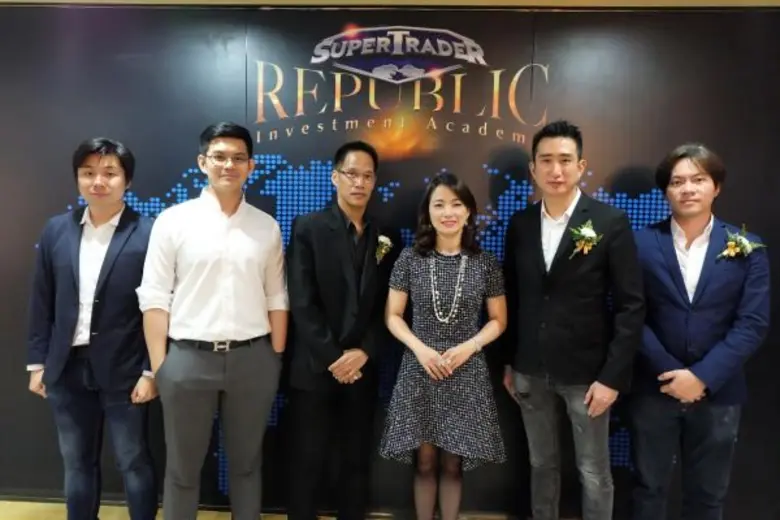 นายกระทรวง จารุศิระ (ที่ 2 ขวามือ) ผู้ก่อ...