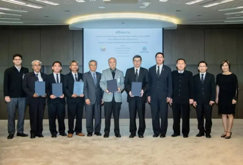 นายสมพร ว่องวุฒิพรชัย (ที่ 5 จากขวา) ประธ...