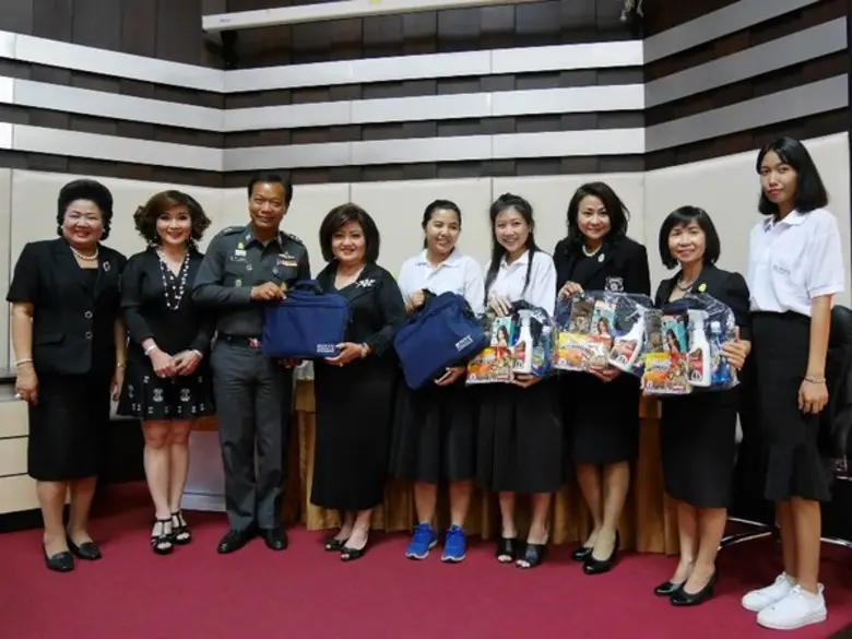 บอนนี่ฯ ร่วมงานแถลงข่าว พร้อมมอบกระเป๋าเดินทางสนับสนุนงาน “โบว์ลิ่งการกุศล โครงการเยาวชนสัมพันธ์ กองบัญชาการตำรวจนครบาล”