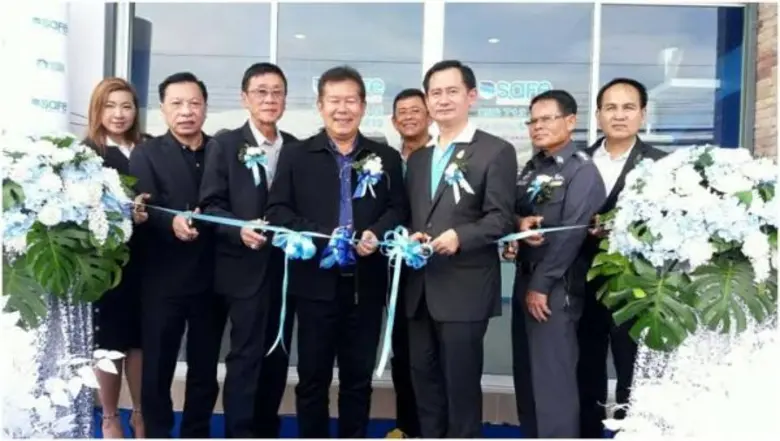 นายพัทธนนท์ เปรมสมิทธิ์ (ที่ 3 จากขวา) รอ...