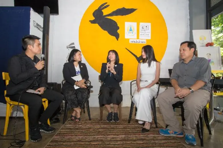 งานวาดเขียนเรียนสี ”คำพ่อสอน” เพื่อโรงเรียนของพระราชาครั้งแรกที่ชวนคนไทยใช้หัวใจ วาดรูป ตามรอยพระราชดำริสืบสานพระราชดำรัสผ่านงานศิลปะแบบง่ายที่ทุกคนก็ทำได้