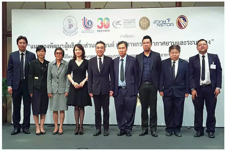 นายภานุวัฒน์ ตริยางกูรศรี (กลาง) รองอธิบด...